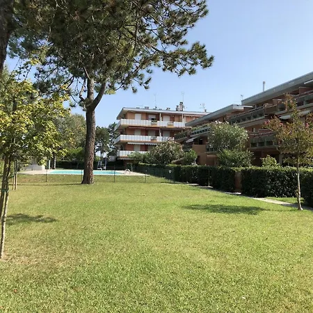 With Pool Access Near Διαμέρισμα