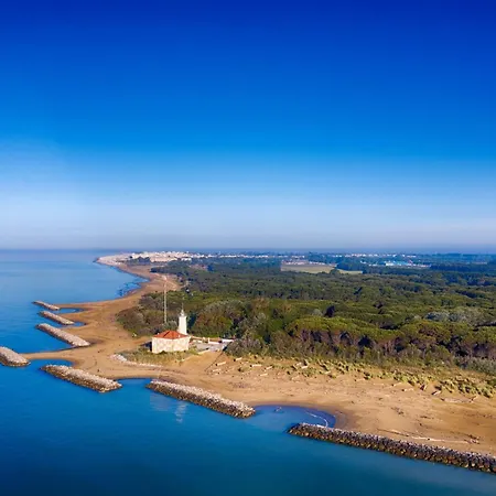 With Pool Access Near Lejlighed