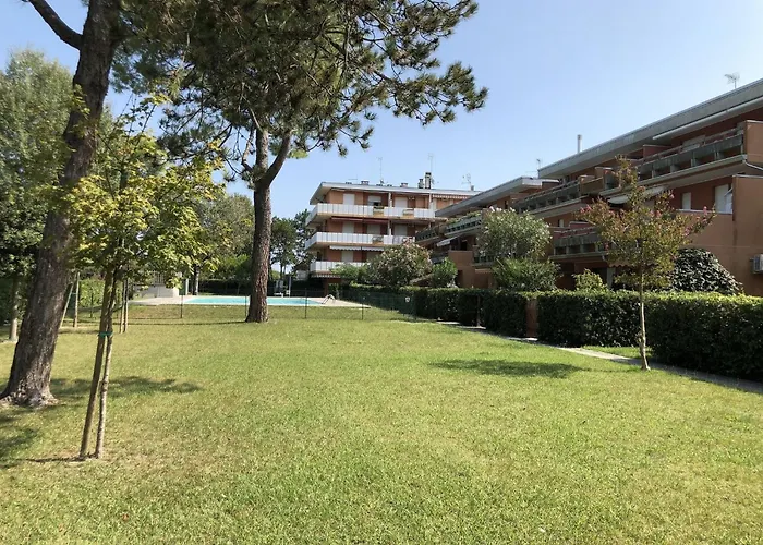 With Pool Access Near 公寓